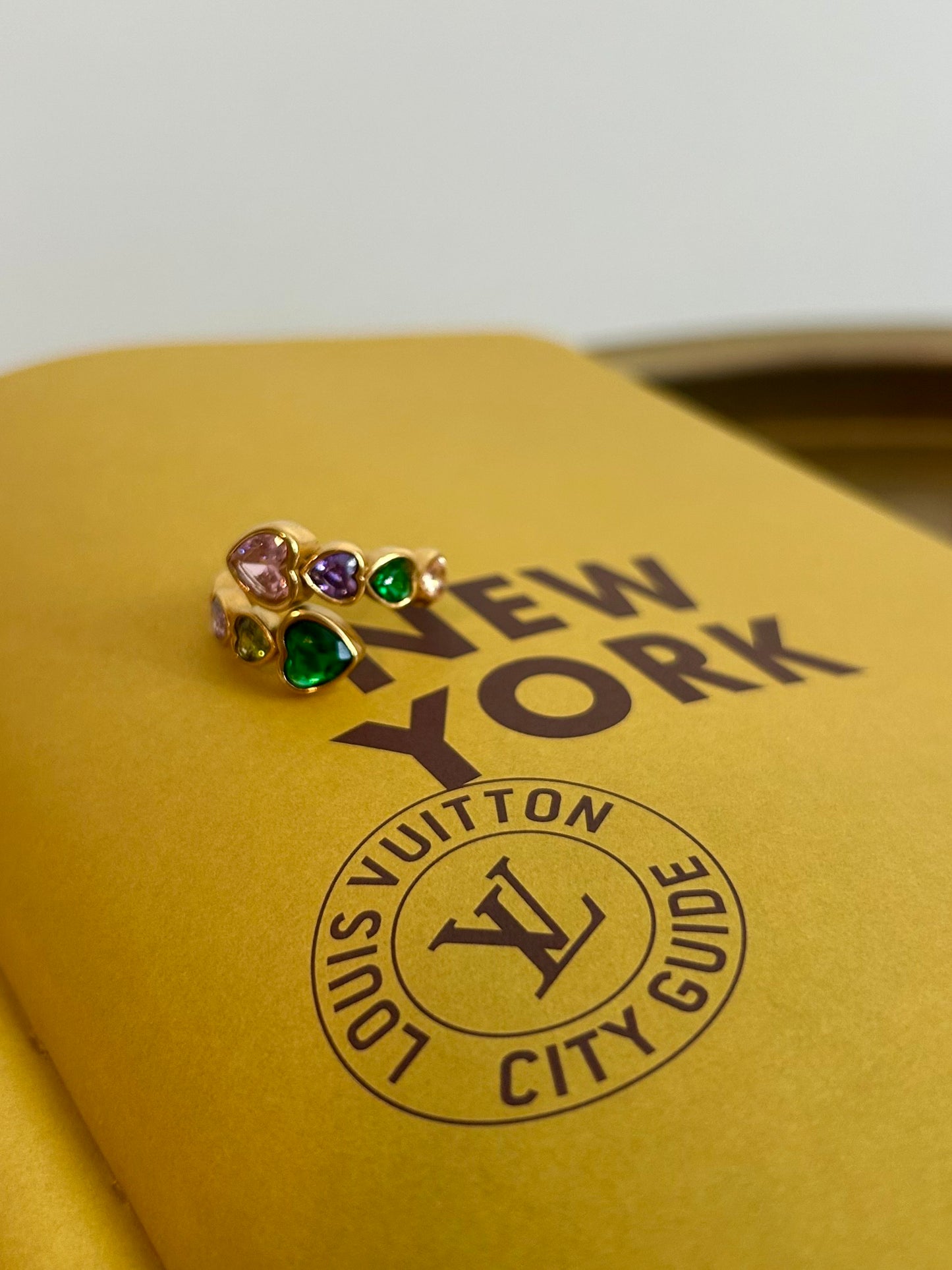 Close-up of Arcoíris ring with multicolor CZ stones in heart shape