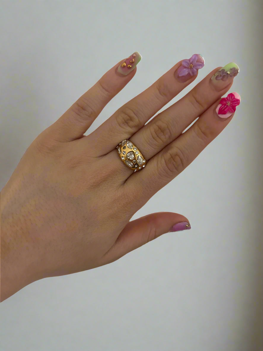 Model wearing gold adjustable Fragmento ring with layered ring