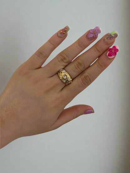 Model wearing gold adjustable Fragmento ring with layered ring
