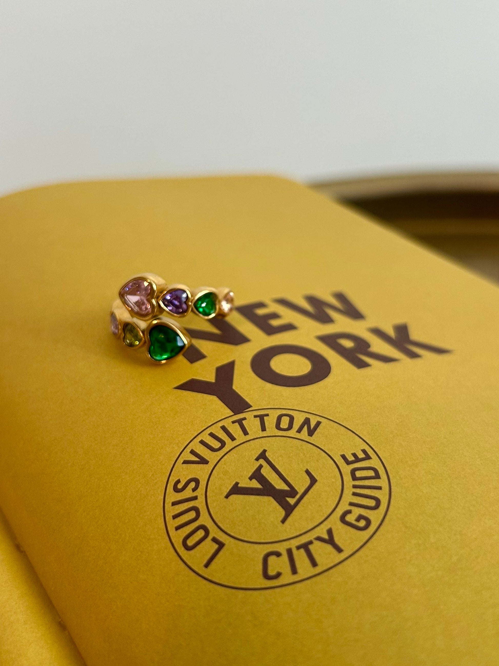 Close-up of Arcoíris ring with multicolor CZ stones in heart shape