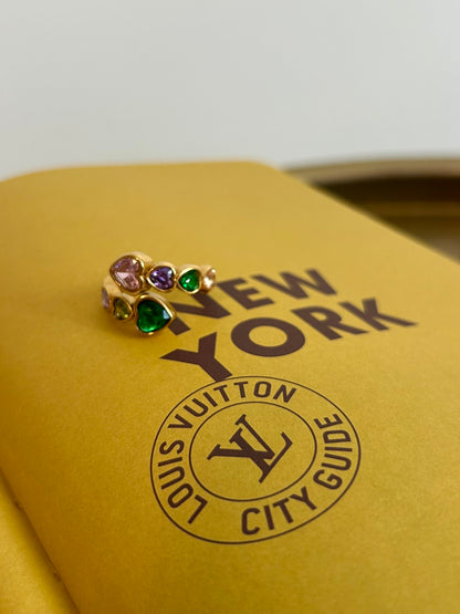 Close-up of Arcoíris ring with multicolor CZ stones in heart shape